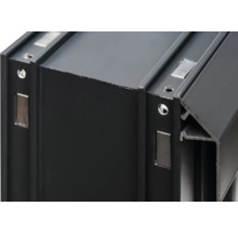 Detailansicht eines schwarzen Aluminiumprofils mit Magneten und Schraubenlöchern
