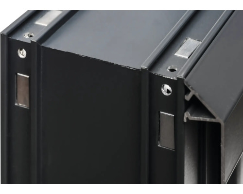 Detailansicht eines schwarzen Aluminiumprofils mit Magneten und Schraubenlöchern