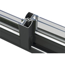 Detailansicht einer Schiebetür aus Aluminium und Glas