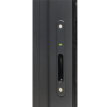 Detailansicht einer Tür mit integriertem Griff und Schrauben