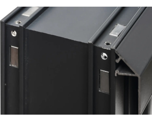 Nahaufnahme eines schwarzen Aluminiumprofils mit Schraubenlöchern und Magneten