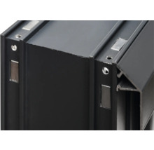 Detailansicht eines schwarzen Aluminiumrahmens mit Befestigungselementen