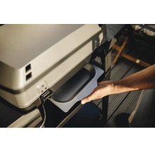 Detailansicht eines Holzkohlegrills mit entfernbarer Ascheschale