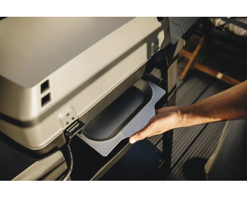 Detailansicht eines Holzkohlegrills mit entfernbarer Ascheschale