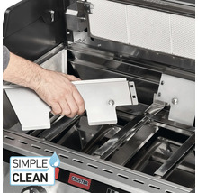 Innenansicht eines Grills beim Einsetzen eines Bauteils zur einfachen Reinigung