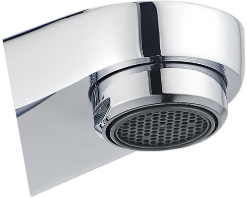 Detailaufnahme eines Wasserhahn-Auslaufs mit Perlator