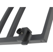 Detailansicht eines Metallgestells mit Stellschraube zur Befestigung.