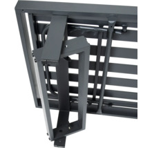 Detailansicht eines Gartentisches mit Klappmechanismus