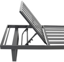 Detailaufnahme einer verstellbaren Gartenliege mit Lattenrost.