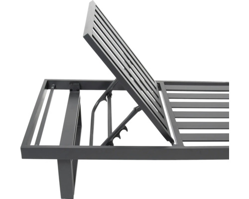 Detailaufnahme einer verstellbaren Gartenliege mit Lattenrost.