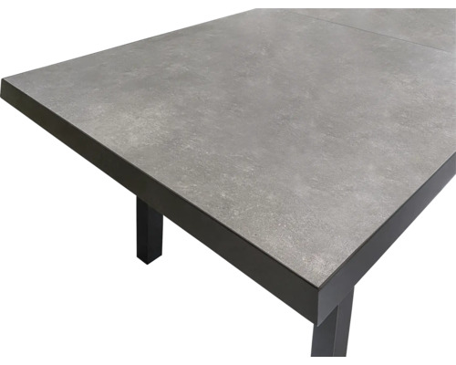 Detailansicht eines Gartentisches mit Tischplatte und Tischbeinen