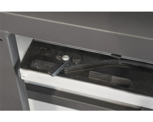 Detailaufnahme eines Grillreglers mit Schraube und Hebel