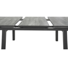 Ausziehbarer Gartentisch mit Holzoptik