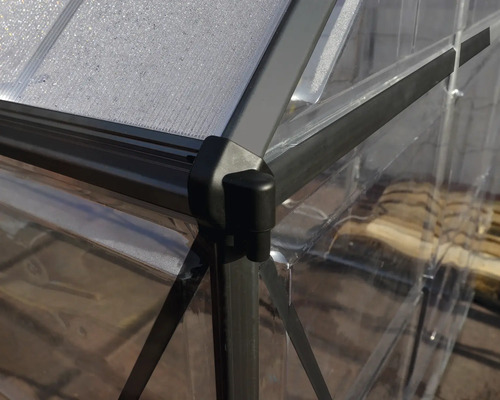 Detailaufnahme eines Gewächshauses mit Aluminiumrahmen und Polycarbonatplatten