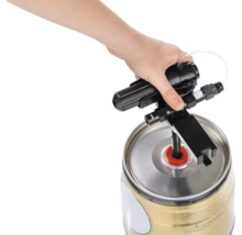 Zapfkopf mit Bierfass im Einsatz.