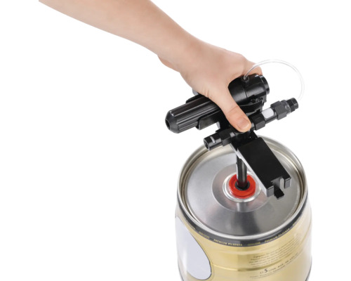 Zapfkopf mit Bierfass im Einsatz.