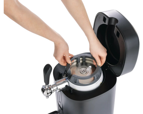 Bierzapfanlage mit eingesetztem Fass und Bedienung durch Hände