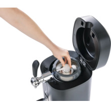 Bierzapfanlage mit geöffnetem Deckel und Hand, die ein Teil einsetzt