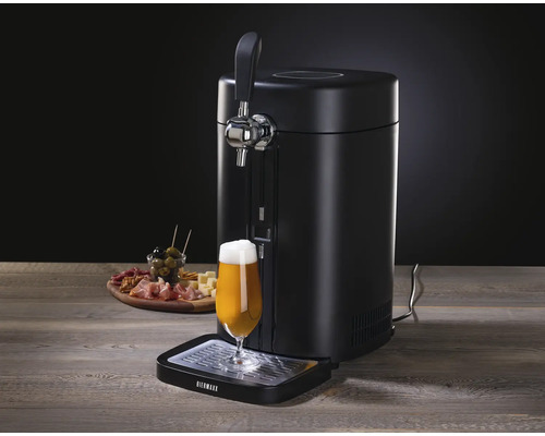 Bierzapfanlage mit Zapfhahn und einem Glas Bier