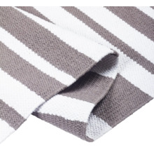 Gestreifter Teppich aus Textil