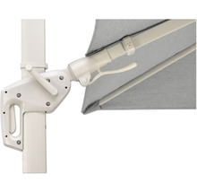 Detailansicht eines Sonnenschirms mit Kurbelmechanismus zur einfachen Bedienung.