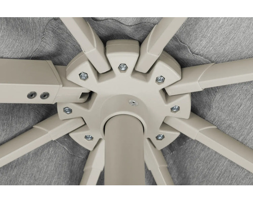 Detailansicht der Schirmstrebenbefestigung eines Sonnenschirms