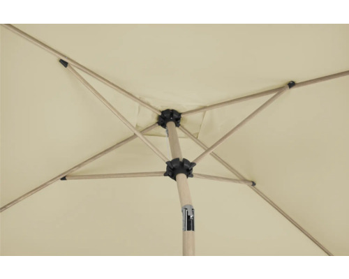 Blick von unten in einen Sonnenschirm mit Holzstreben