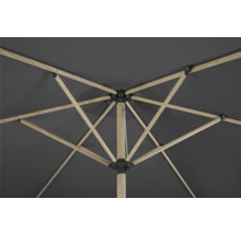 Innenansicht eines Sonnenschirms mit Holzgestell und grauem Schirmdach