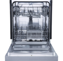 Geöffneter Geschirrspüler mit Körben