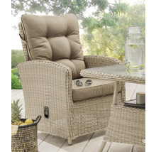 Gartenmöbel-Set mit Rattansessel, gepolsterten Kissen und Beistelltisch mit Glasplatte