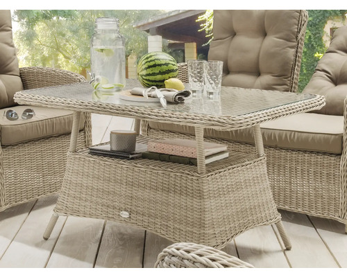 Gartentisch aus Rattan mit Glasplatte und Ablagefläche