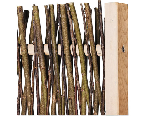 Detailansicht eines Zaunelements aus Weidenholz mit Holzpfosten