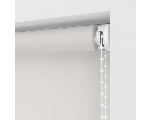 Weiße Rollgardine mit Kettenzug am Fenster