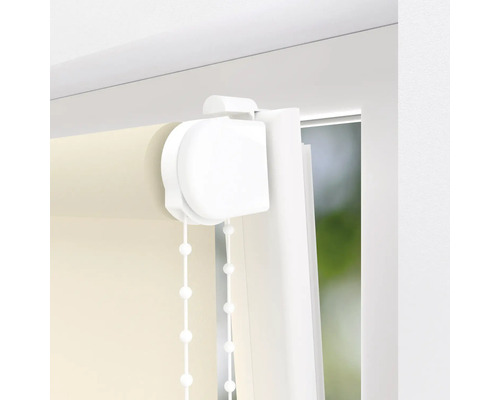 Detailansicht eines Rollos mit Kettenzug am Fenster