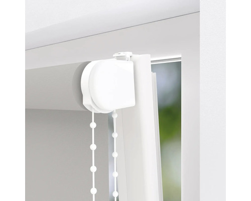 Detailansicht einer grauen Fensterrollo mit Bedienkette