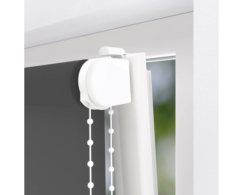 Detailansicht eines Rollos mit Kettenzug am Fenster