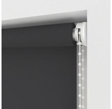 Detailansicht einer grauen Rollos mit Kettenzug