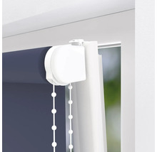 Detailansicht eines Rollos mit Kettenzug am Fenster