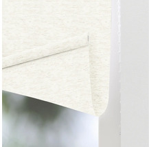 Detailansicht einer beigen Fensterjalousie zur Lichtsteuerung und zum Sichtschutz