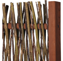 Detailansicht eines Zaunelements aus naturbelassenen Ästen und einem Holzpfosten