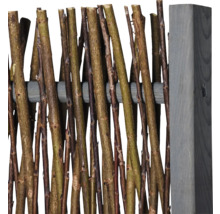 Detailansicht eines Zaunelements aus Weidenholz mit Holzpfosten