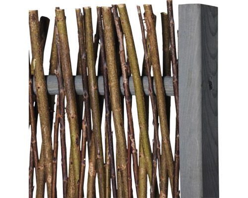 Detailansicht eines Zaunelements aus Weidenholz mit Holzpfosten