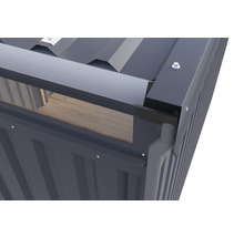 Detailansicht eines Gerätehauses mit Metalldach, Dachrinne und Holzbalken