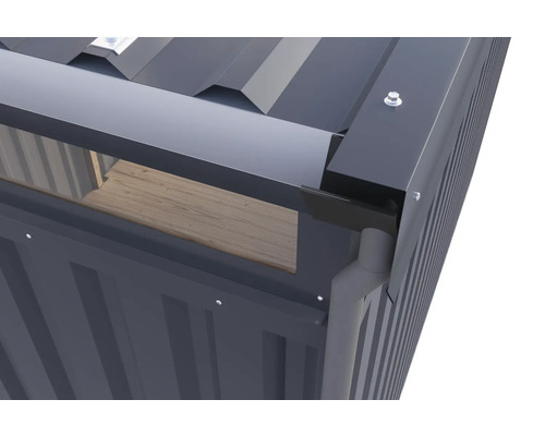 Detailansicht eines Gerätehauses mit Metalldach, Dachrinne und Holzbalken