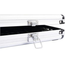 Geöffneter Werkzeugkoffer aus Aluminium mit silbernen Verschlüssen