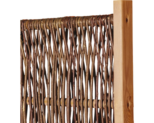 Sichtschutzzaun aus Weide mit Holzrahmen