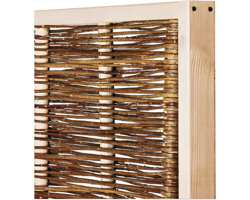 Detailansicht eines Flechtelements mit Holzrahmen