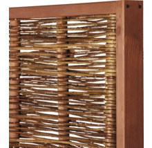 Detailansicht eines Sichtschutzelements aus Weide und Holzrahmen