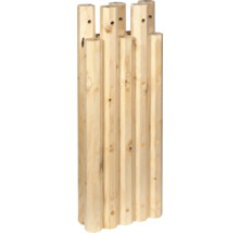 Holzpfosten mit Bohrlöchern für den Zaunbau