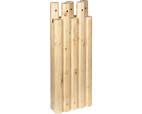 Holzpfosten mit Bohrlöchern für den Zaunbau